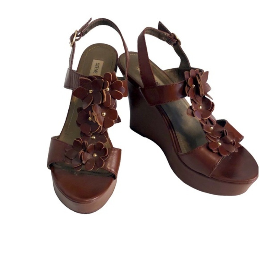 Steve Madden florah size 8 1/2 wedged platform sandal floral top.​​